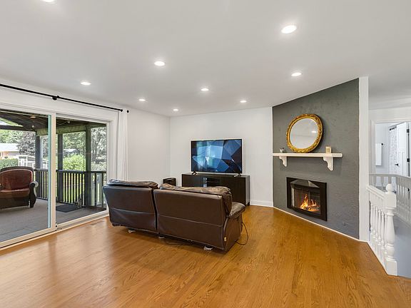 4th image of 38W274 Bernice Dr