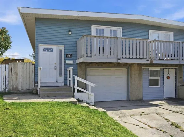 203 W Penbrooke Close SE, Calgary, AB T2A 3N9