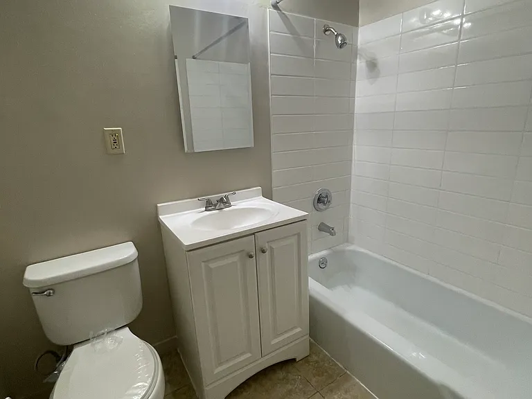 2348 W 21st St #7 — Photo 10