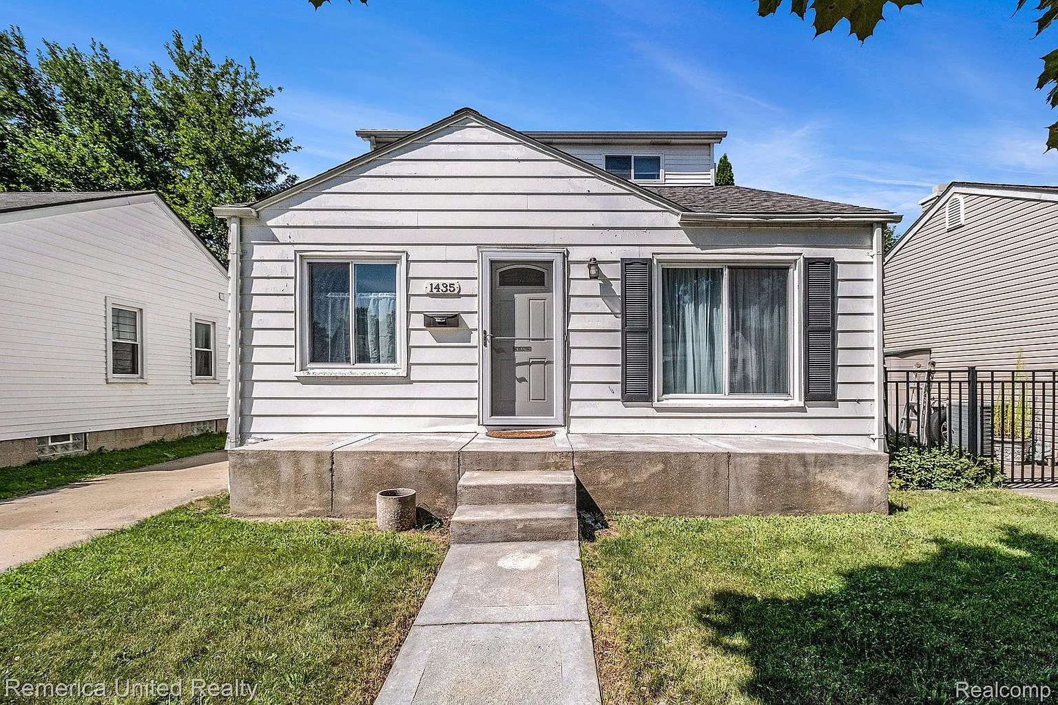1435 E Maxlow Ave photo 1