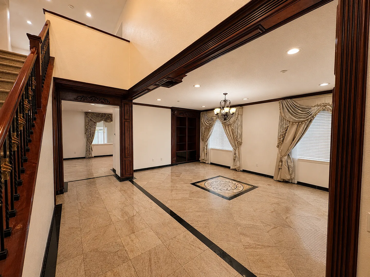 Spacious 5 Bedroom Home in West Oxnard's Desirable Winfield Community — Photo 4