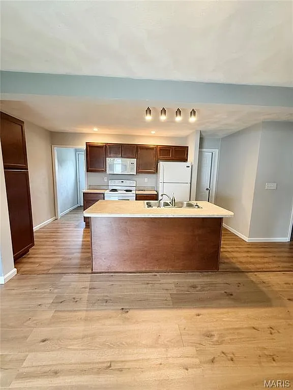 2 bed, 1.0 bath, 820 sqft, $1,200 — Photo 4