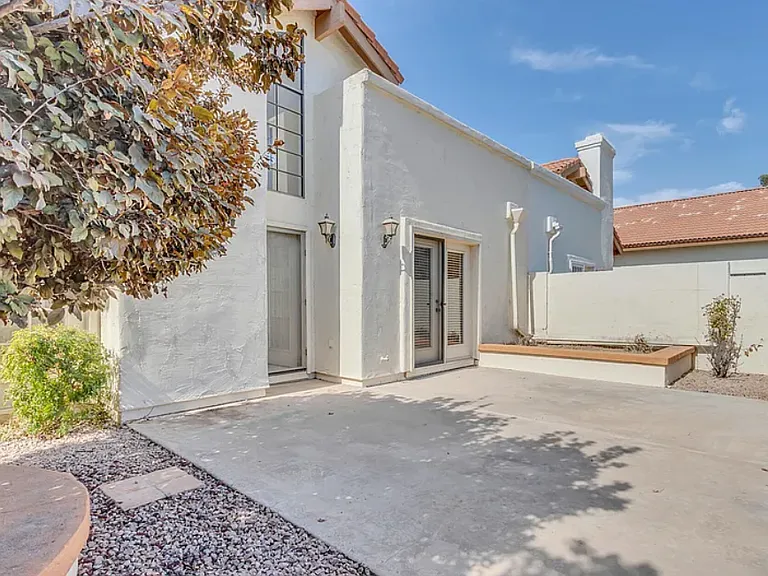 1839 E Sarah Ln — Photo 4