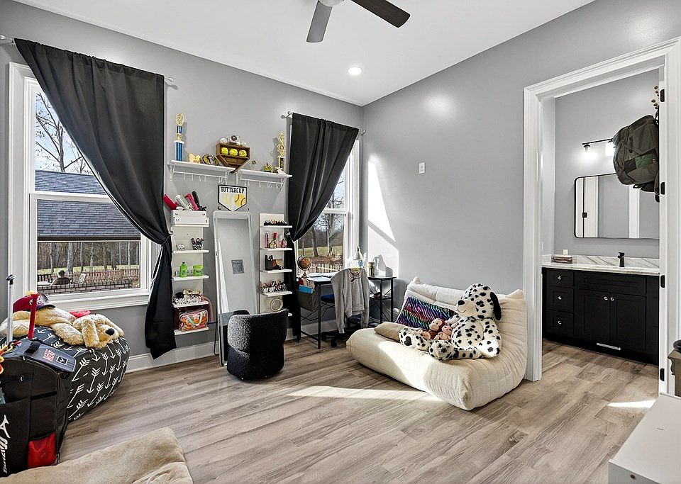 33rd image of 377 Margot Dr