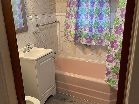 3rd image of 3859 Sobieski St