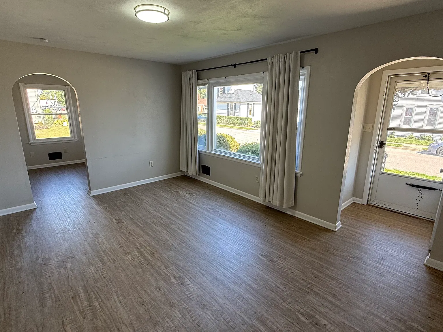 3 bed, 1072 sqft, $1,600 — Photo 2