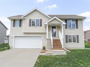 6160 E Oakwood Dr, Pleasant Hill, IA 50327