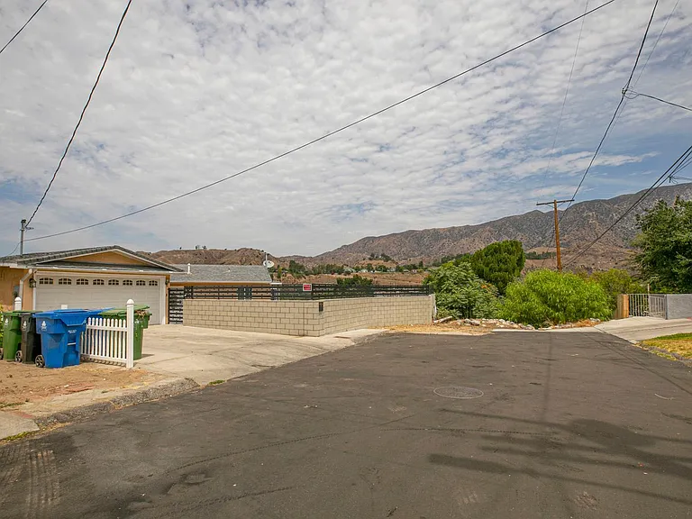 11029 Eldora Ave — Photo 2