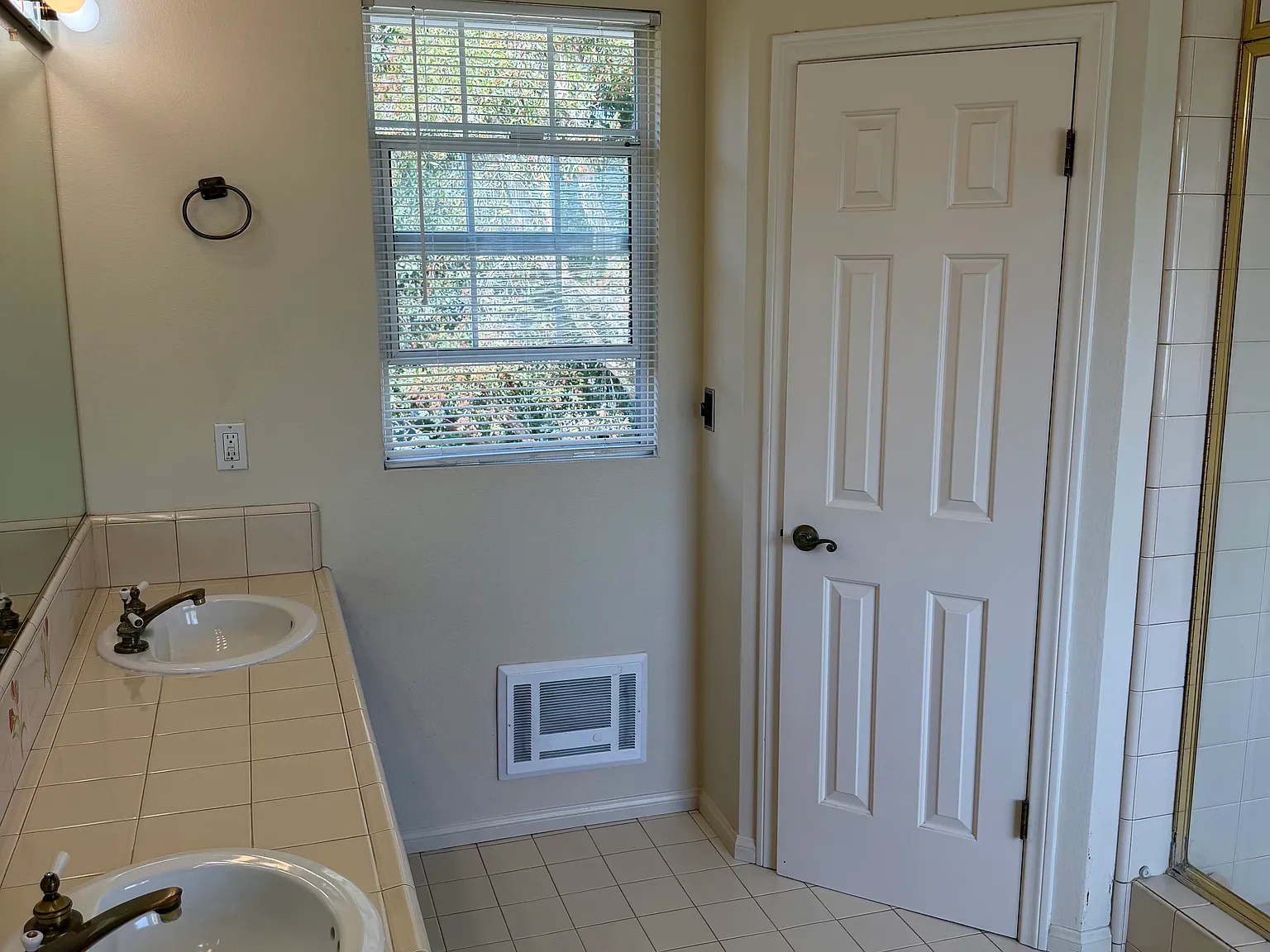 5 bed, 3250 sqft, $9,950 — Photo 2