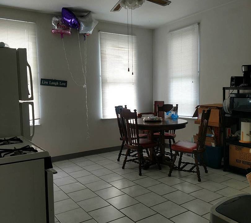 2nd image of 950 Pine Ave #2