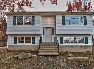 4369 Pine Ridge Dr, Bushkill, PA 18324
