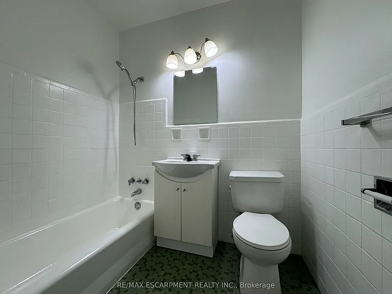 325A James St S #106 — Photo 6