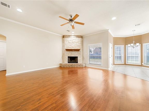 3rd image of 912 Princess Diana Dr