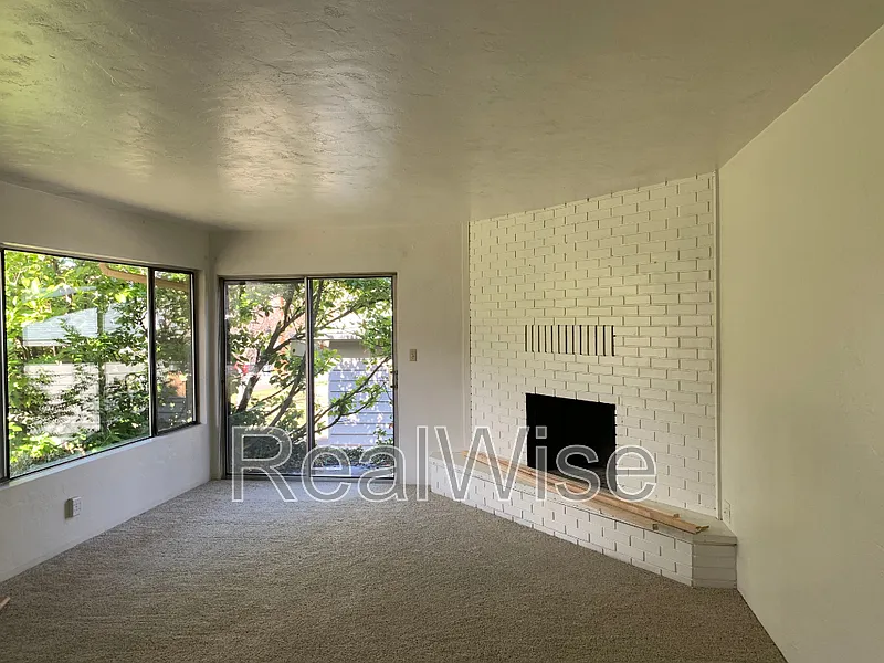 3 bed, 2.0 bath, 1636 sqft, $2,095 — Photo 3