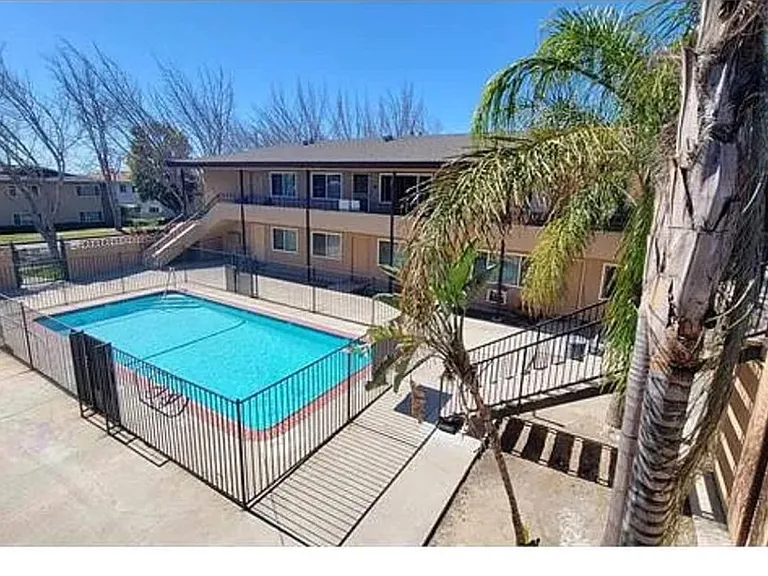 811 Orchid Ct #L — Photo 22