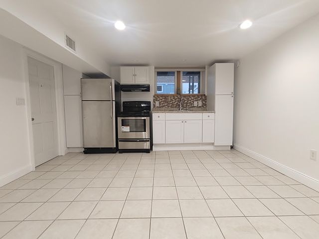 1st image of 900 Throgmorton Ave