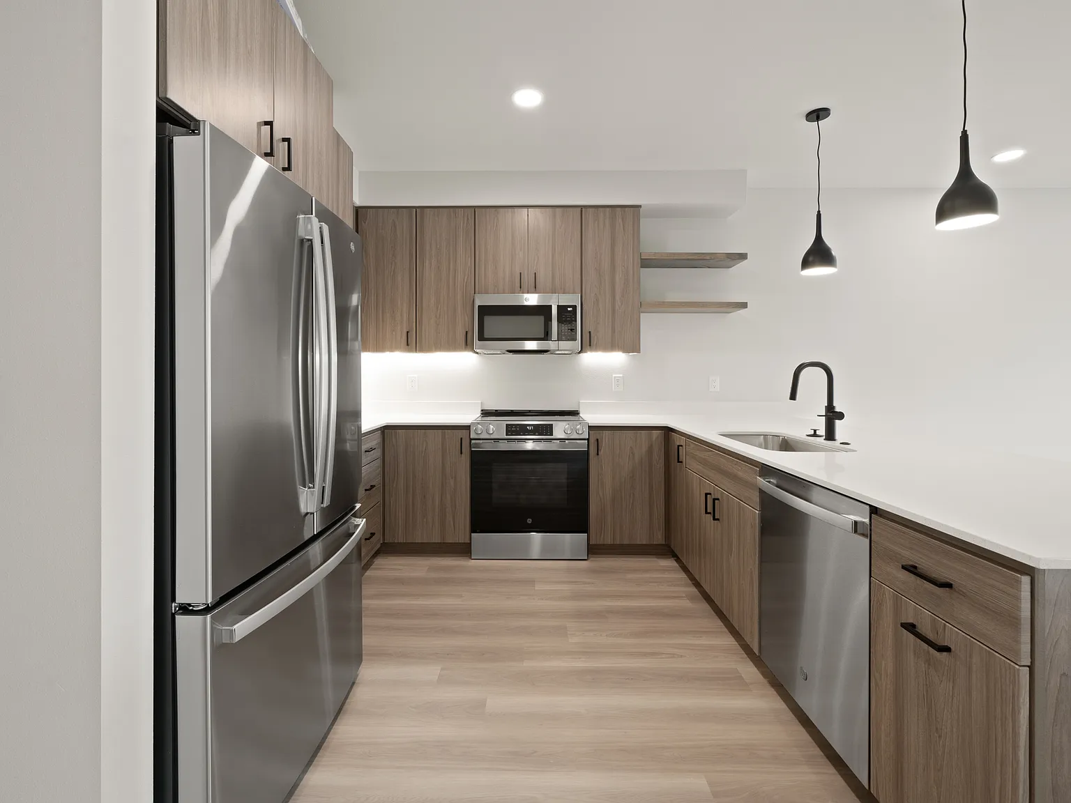 2 bed, 983 sqft, $2,550 — Photo 2