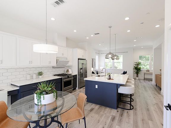 2nd image of 400 Cove Ln
