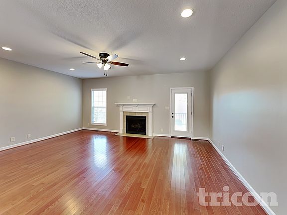 2nd image of 935 Willow Cir