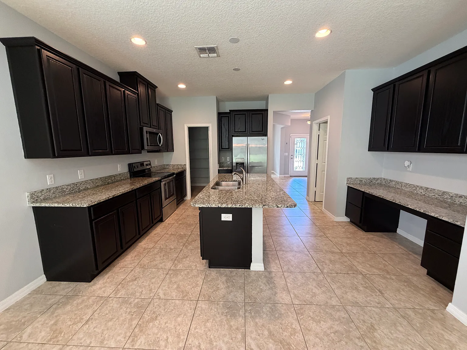 4 bed, 2056 sqft, $2,575 — Photo 2