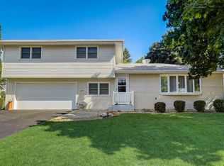 4402 Sequoia Dr, Windsor, WI 53598