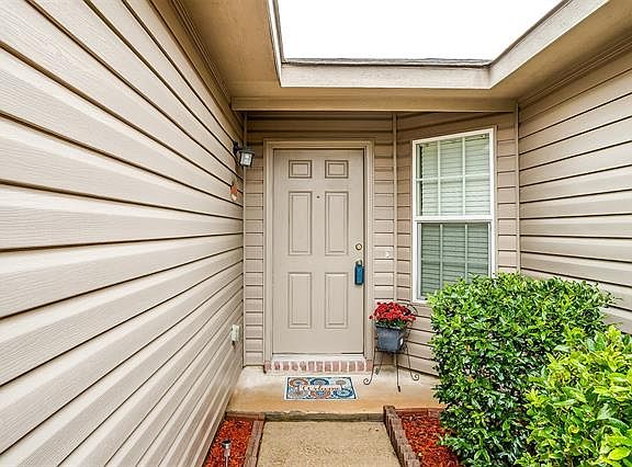 4th image of 1351 SW Hillside Dr