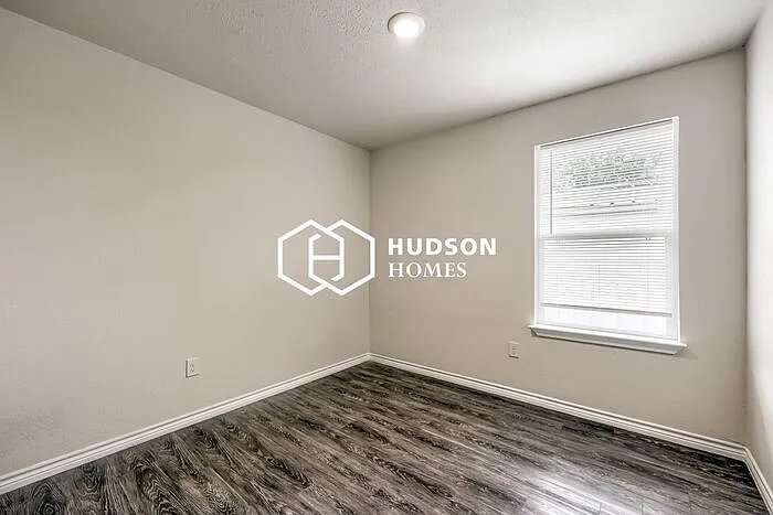 1389 Pecan St — Photo 9