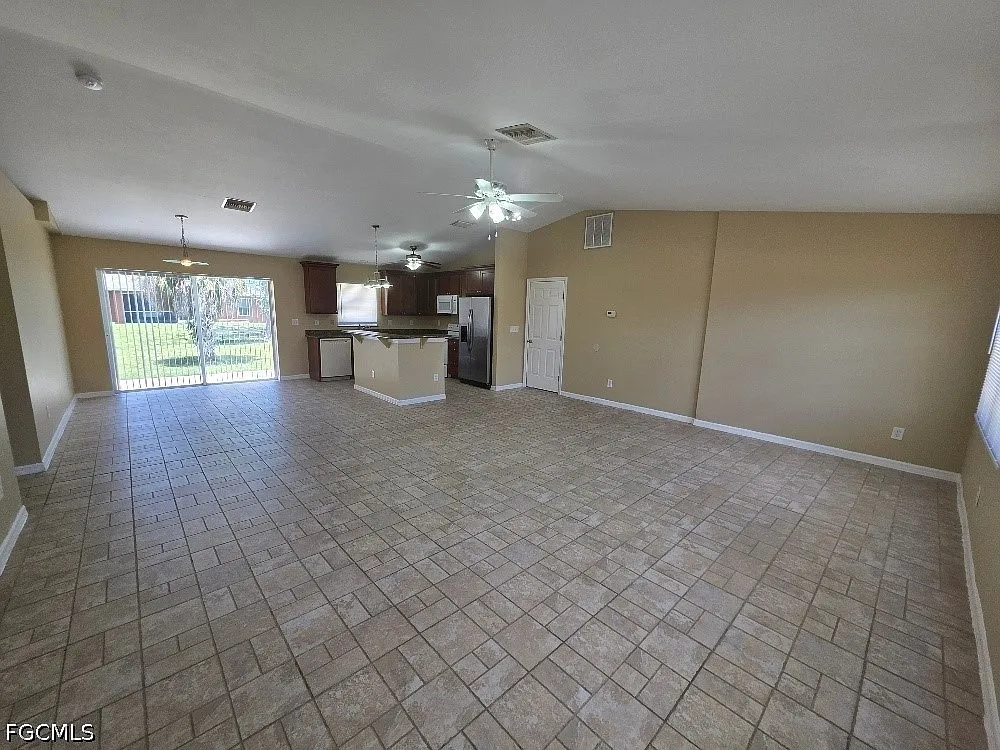 2 bed, 1.5 bath, 1231 sqft, $1,495 — Photo 3