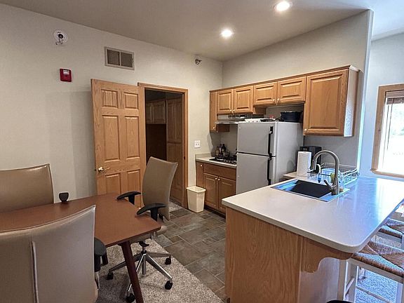 5th image of 600 E Moeller St