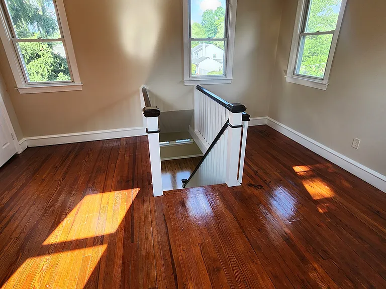 554 Parkvale Ave — Photo 14