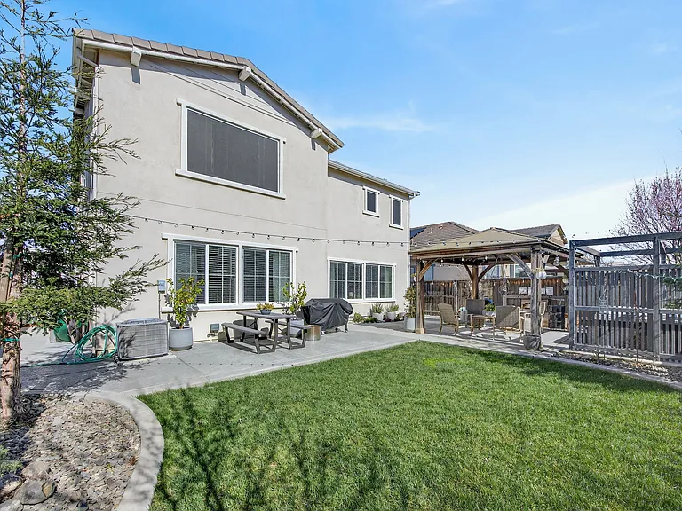 450 Syracuse Ln — Photo 23