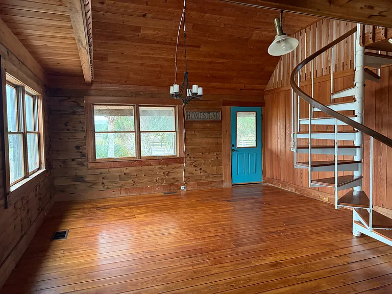 1330 Niatross St — Photo 5
