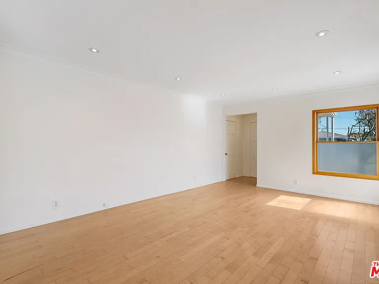 2631 Thurman Ave — Photo 3