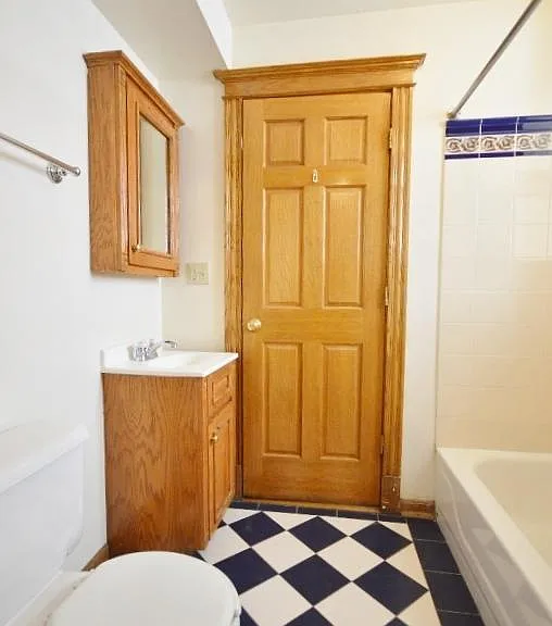 1417 W Belle Plaine Ave #G — Photo 8