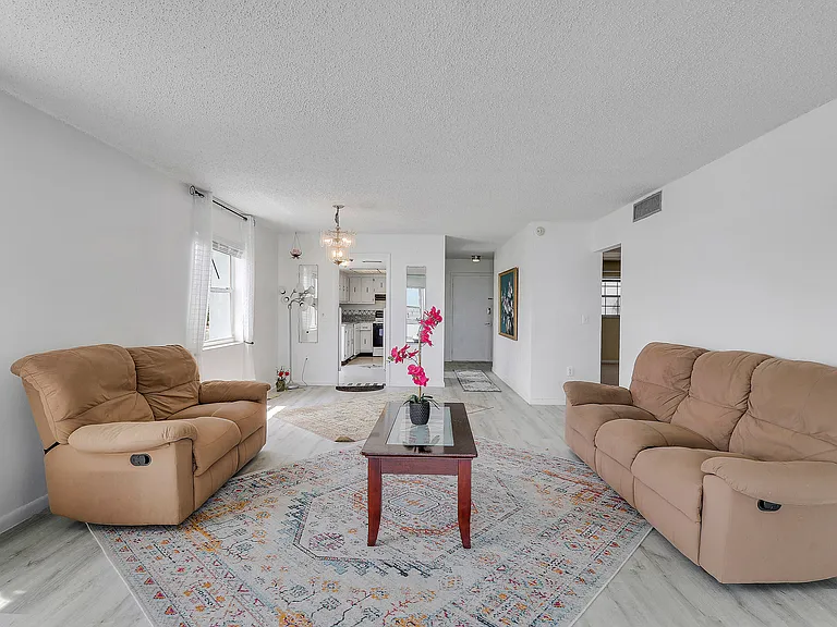 410 Wilma Cir #308 — Photo 31