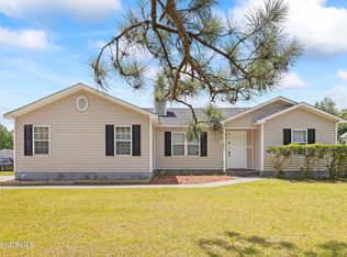 100 Freeport Ct, Hubert, NC 28539