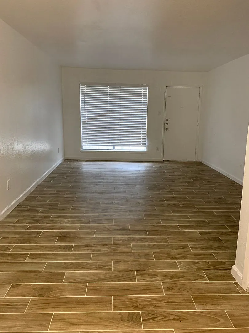 2 Bedrooms / 2 Baths updated condo upstairs — Photo 2