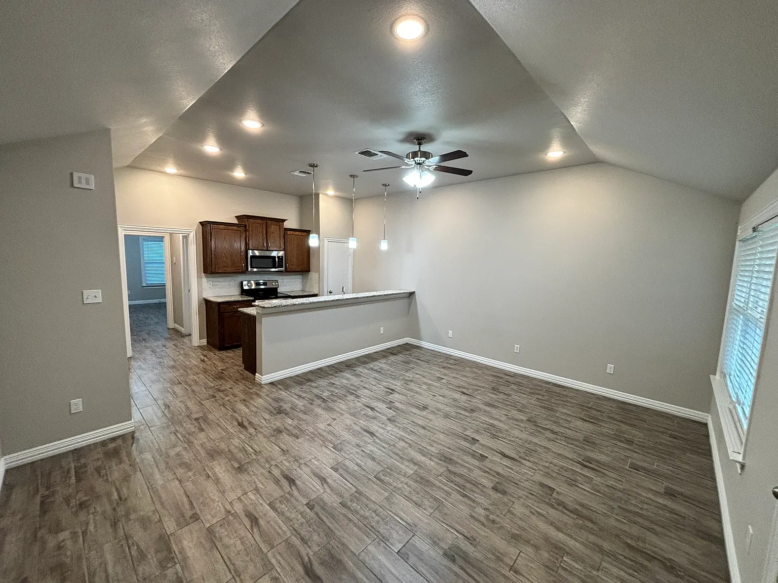 1 bed, 767 sqft, $1,050 — Photo 3