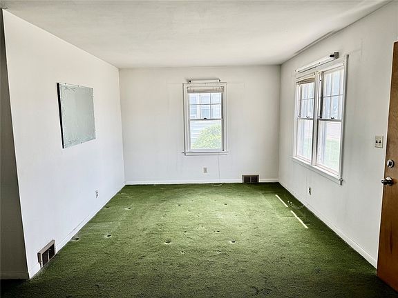 4th image of 727 Dickson St