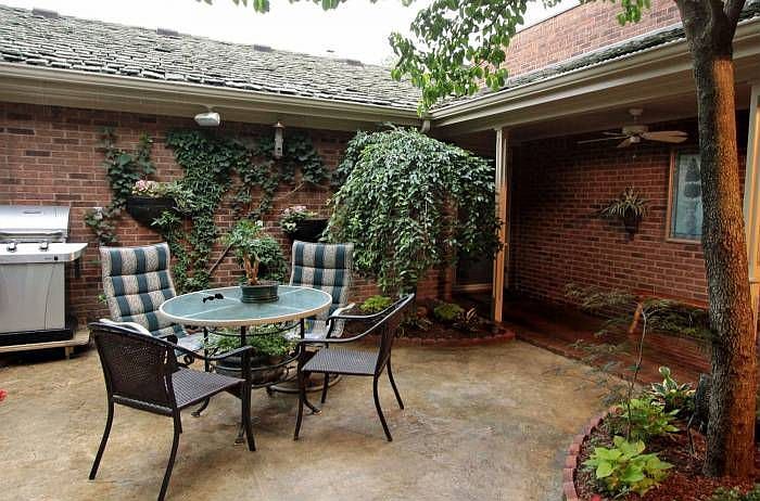 2nd image of 400 Redding Rd APT 11