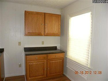 4th image of 871 Oak St