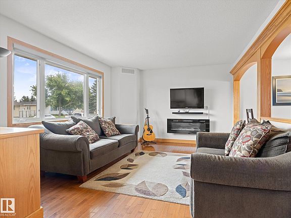 5th image of 7 Camelot Ave