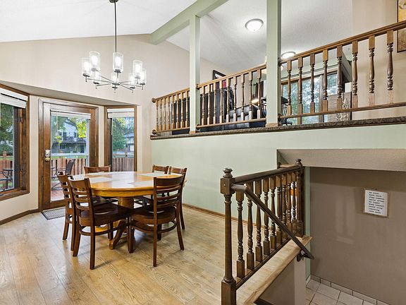 Dining room seats 6 people