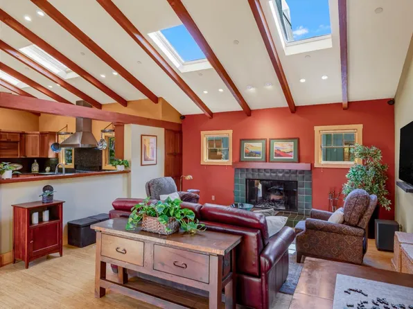 382 Spruce Ave, Pacific Grove, CA 93950