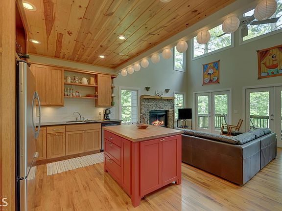 4th image of 660 Long Mountain Dr