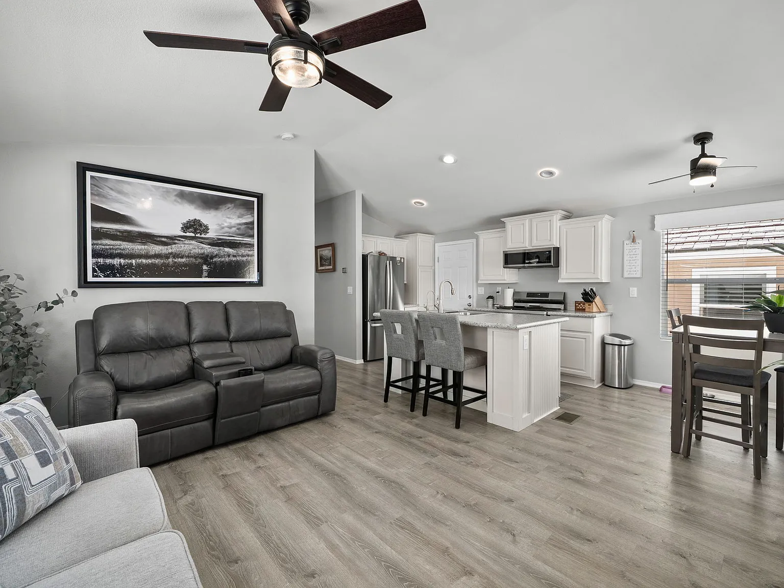 2 bed, 900 sqft, $2,800 — Photo 2