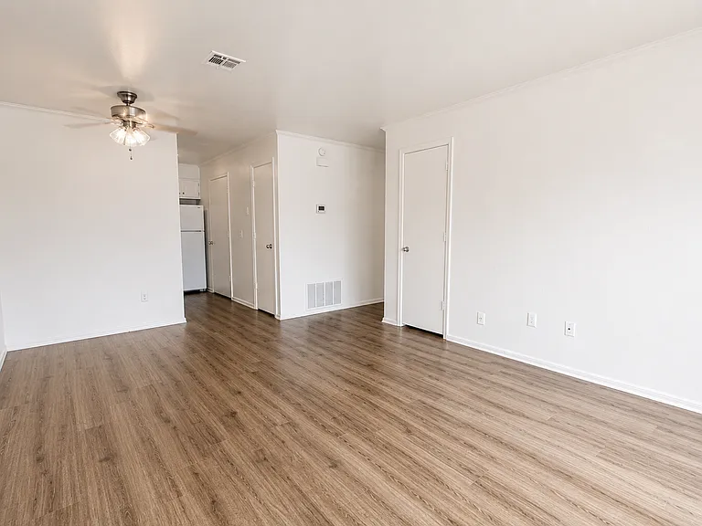 Cape Cod Apartments — Photo 24