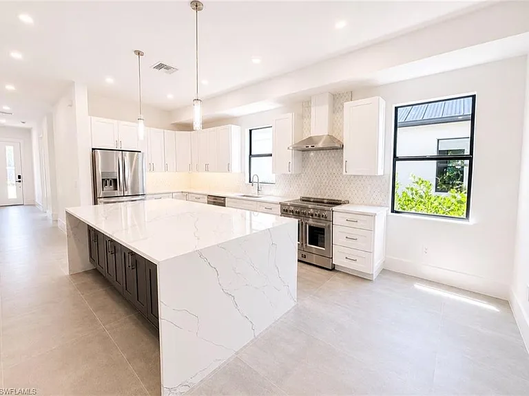 2727 Van Buren Ave — Photo 2