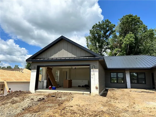 1031 Sycamore Ln, Millersburg, OH 44654