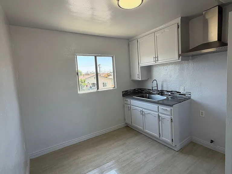 1216 W 93rd St — Photo 11